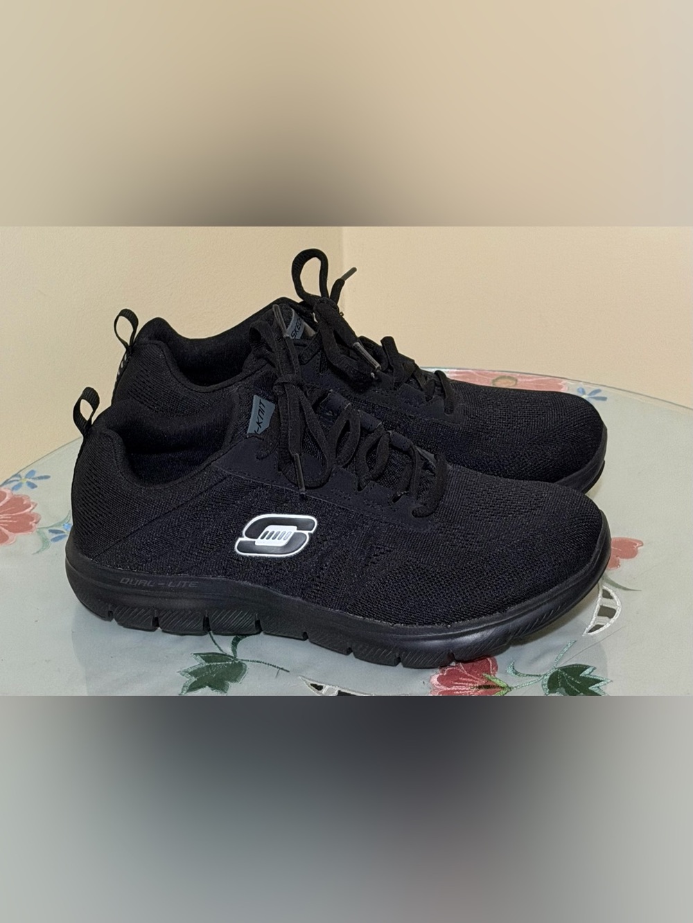 Skechers Women’s Skech-Knit Black Sneakers Size 7
